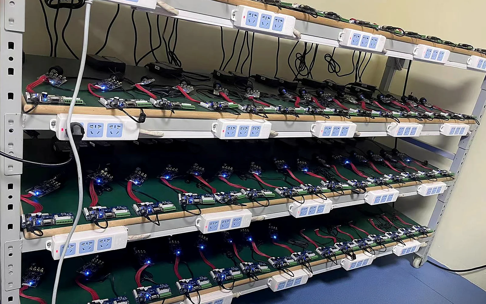 UHF RFID modules operating in an extended-operation test rack
